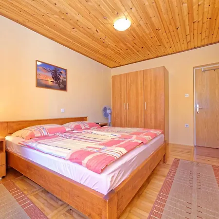 Milica Palit Pensionat Rab Town